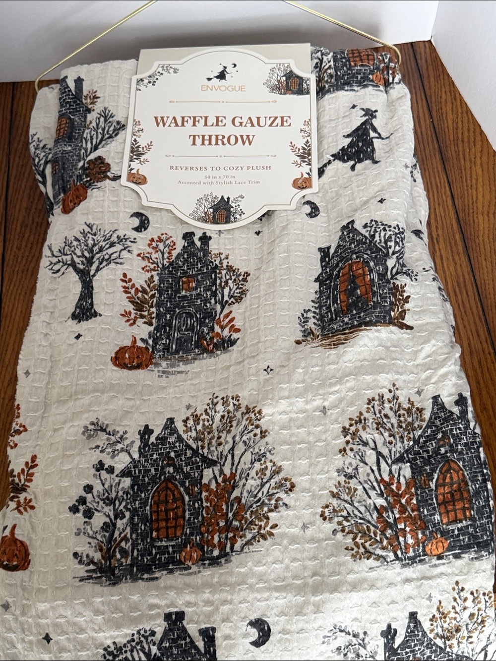 Envogue Halloween Cottage Waffle Gauze Throw in Cream, Brown and Black